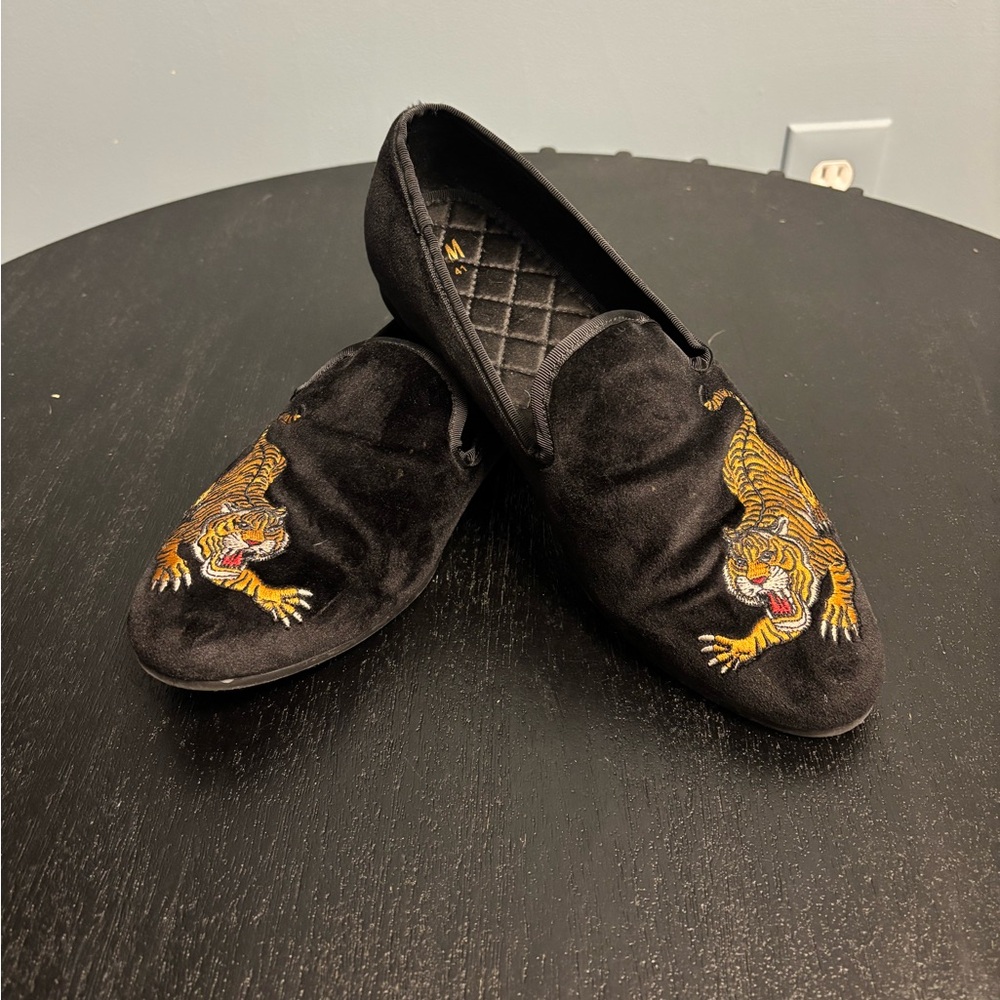 Men’s Embroidered Black Loafers